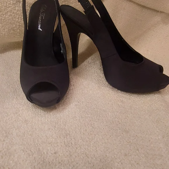 Black Luke Townsend Heels - Picture 2 of 4